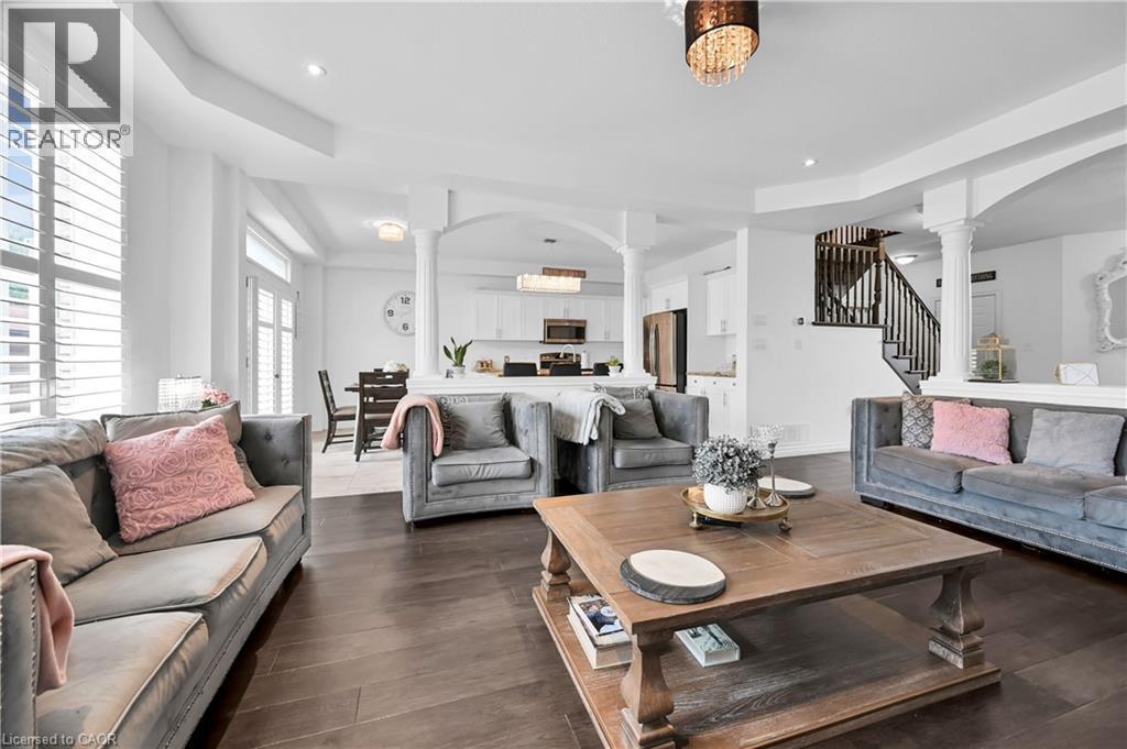 130 Chartwell Circle, Hamilton, ON - Indoor Photo Showing Living Room