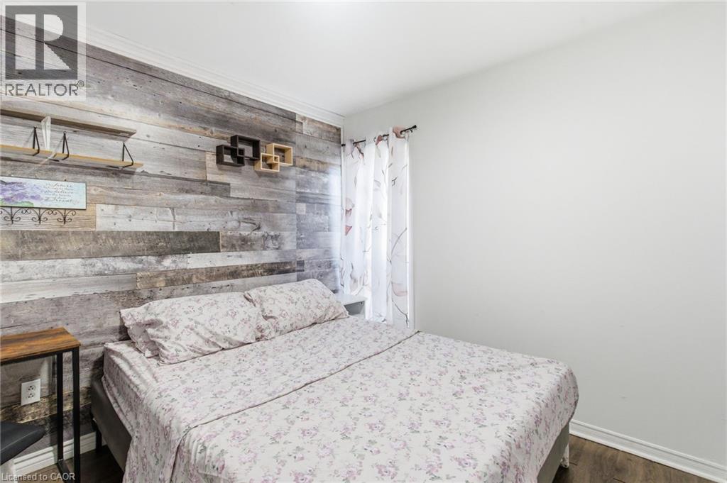 97 Francis Street, Hamilton, ON - Indoor Photo Showing Bedroom