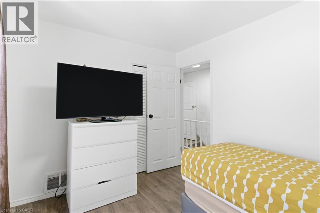 97 Francis Street, Hamilton, ON - Indoor Photo Showing Bedroom