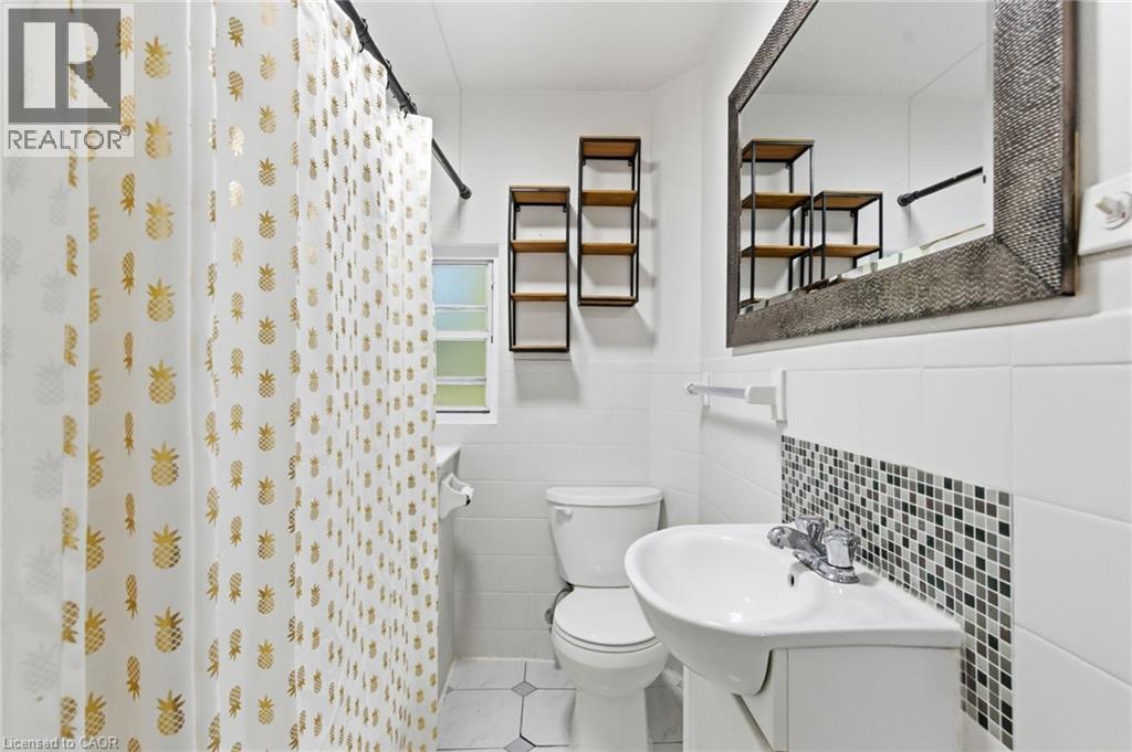 97 Francis Street, Hamilton, ON - Indoor Photo Showing Bathroom