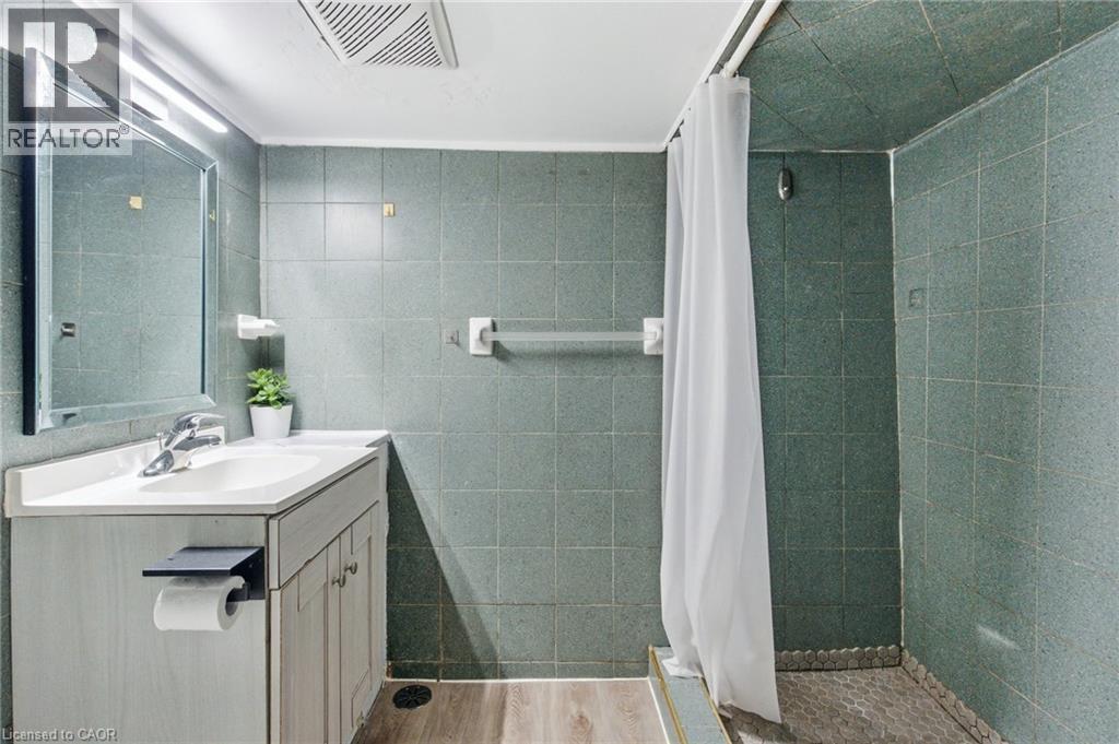 97 Francis Street, Hamilton, ON - Indoor Photo Showing Bathroom