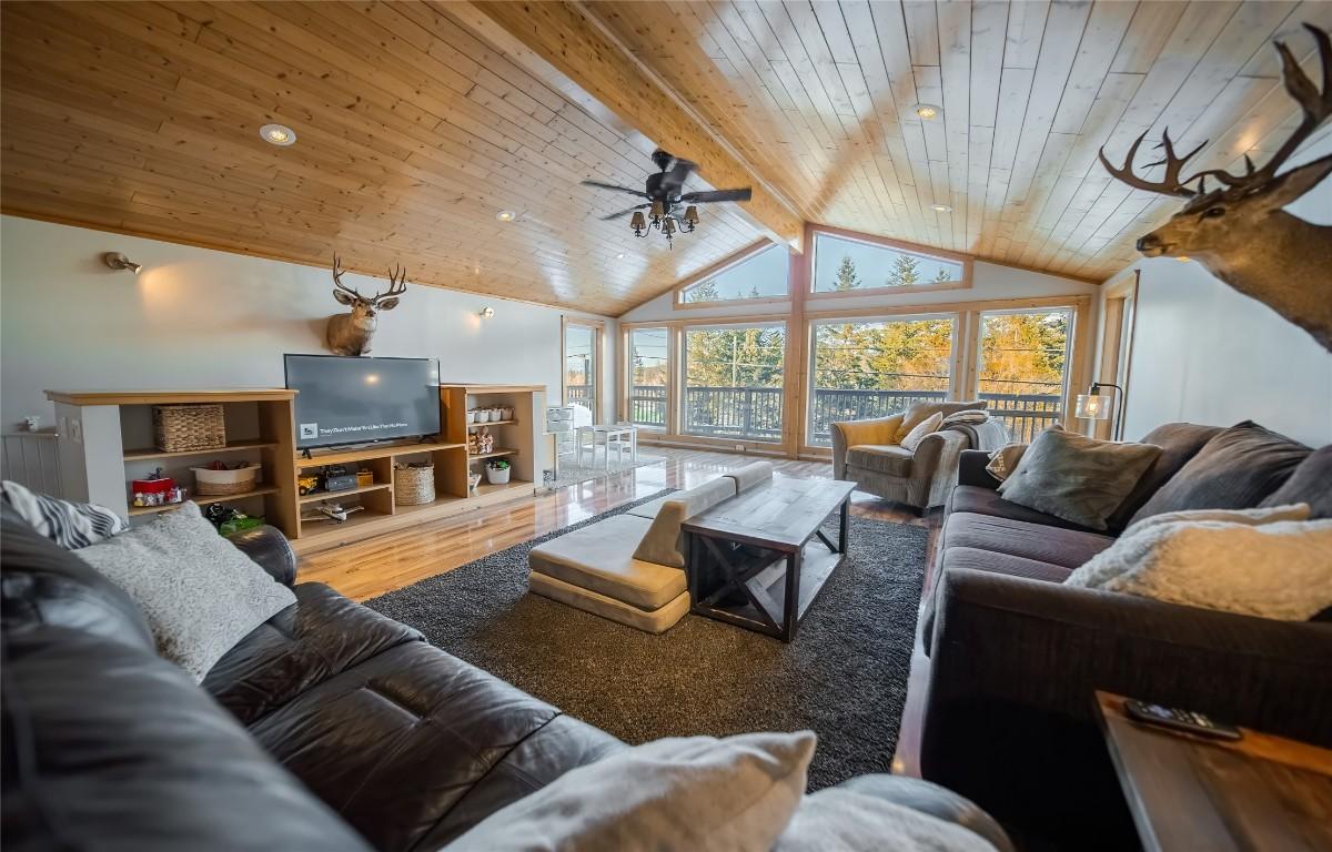 8796 Colony Road, Wardner, BC - Indoor Photo Showing Living Room