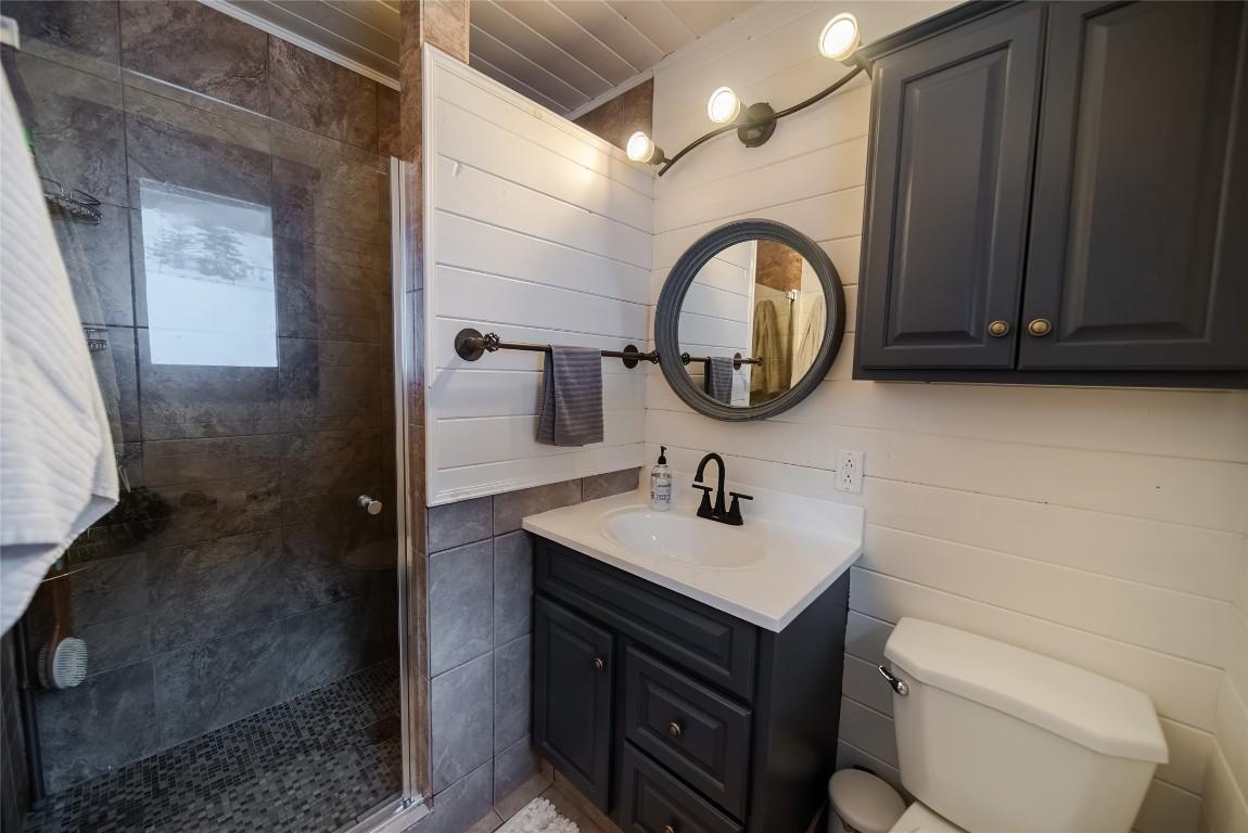 8796 Colony Road, Wardner, BC - Indoor Photo Showing Bathroom