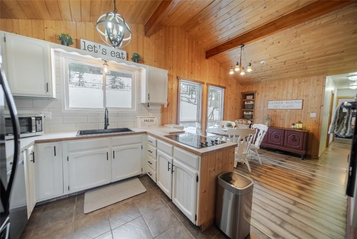 8796 Colony Road, Wardner, BC - Indoor Photo Showing Kitchen