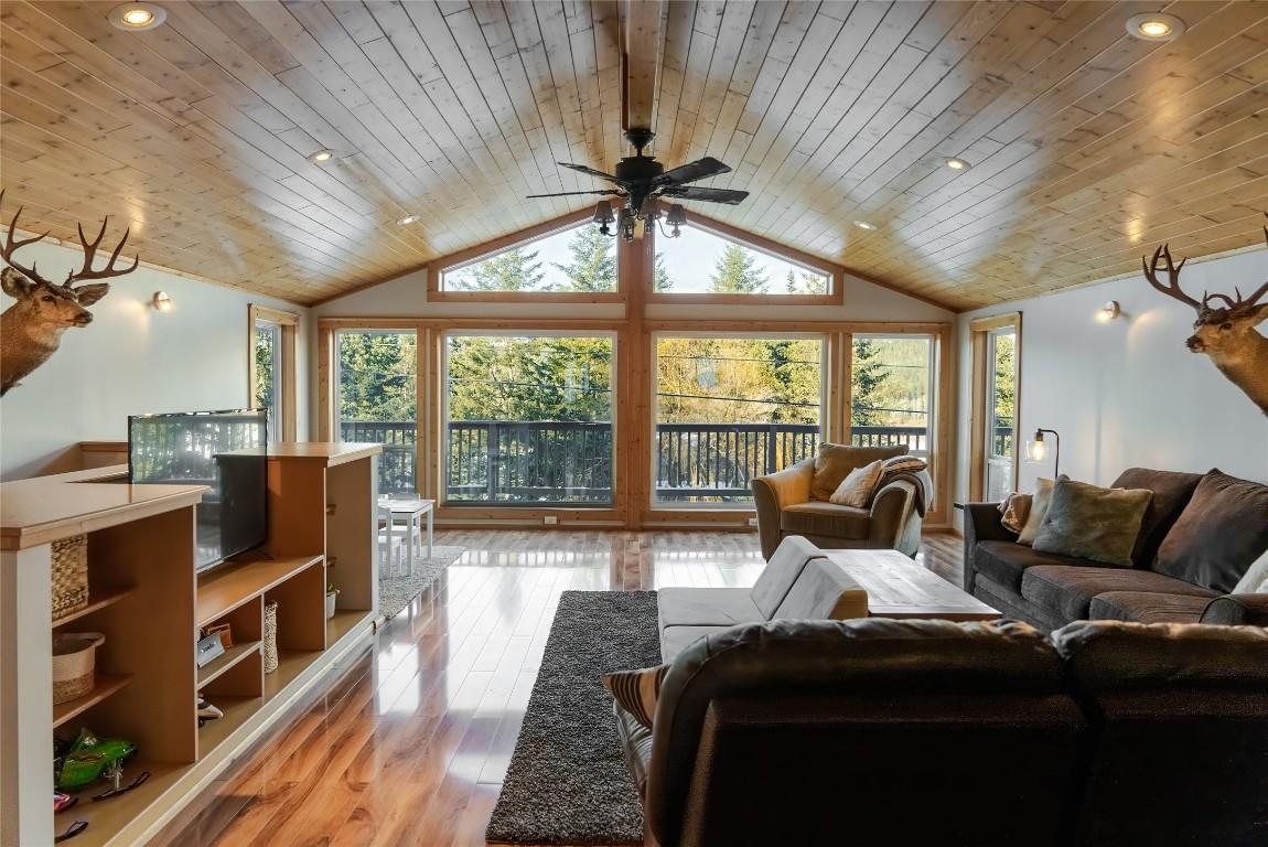 8796 Colony Road, Wardner, BC - Indoor Photo Showing Living Room