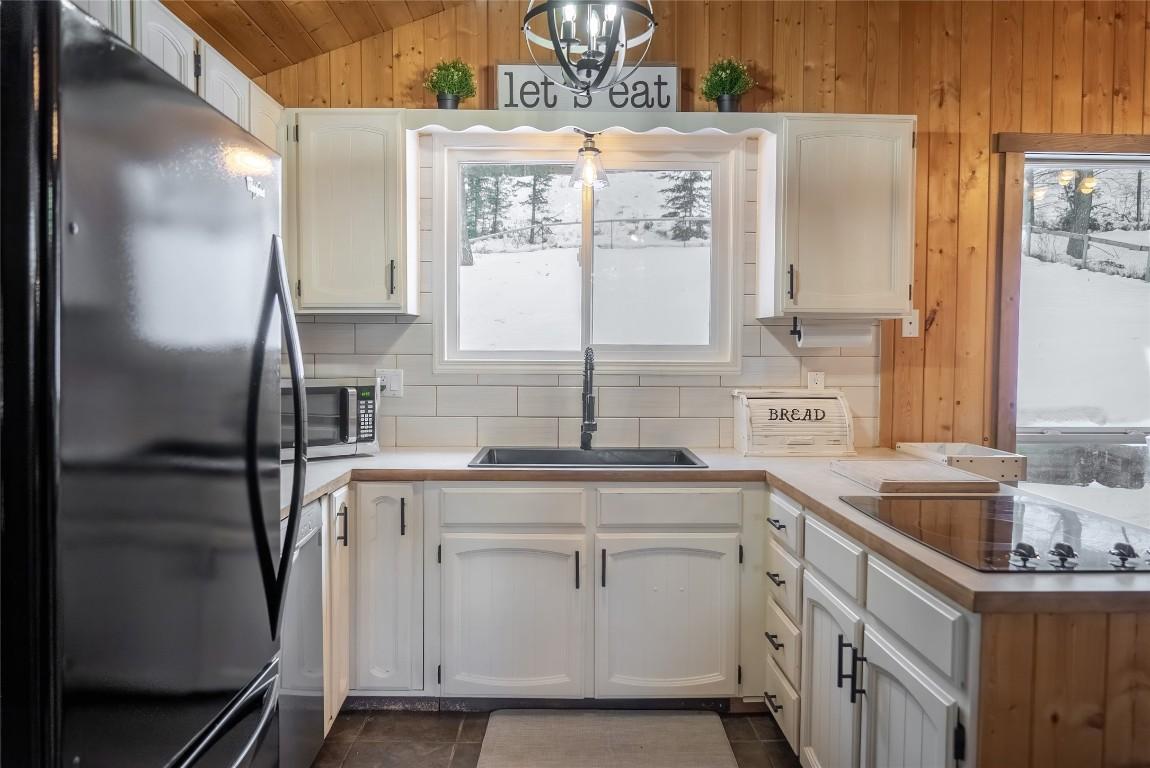 8796 Colony Road, Wardner, BC - Indoor Photo Showing Kitchen