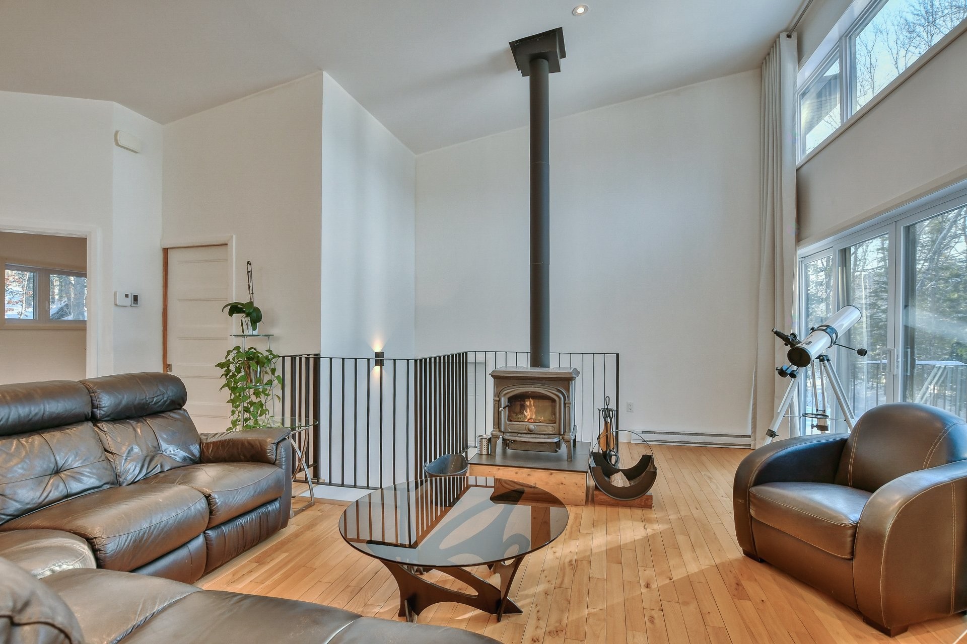 Salon - 479 Ch. Du Lac-Des-Cornes, Chute-Saint-Philippe, QC - Indoor Photo Showing Living Room With Fireplace