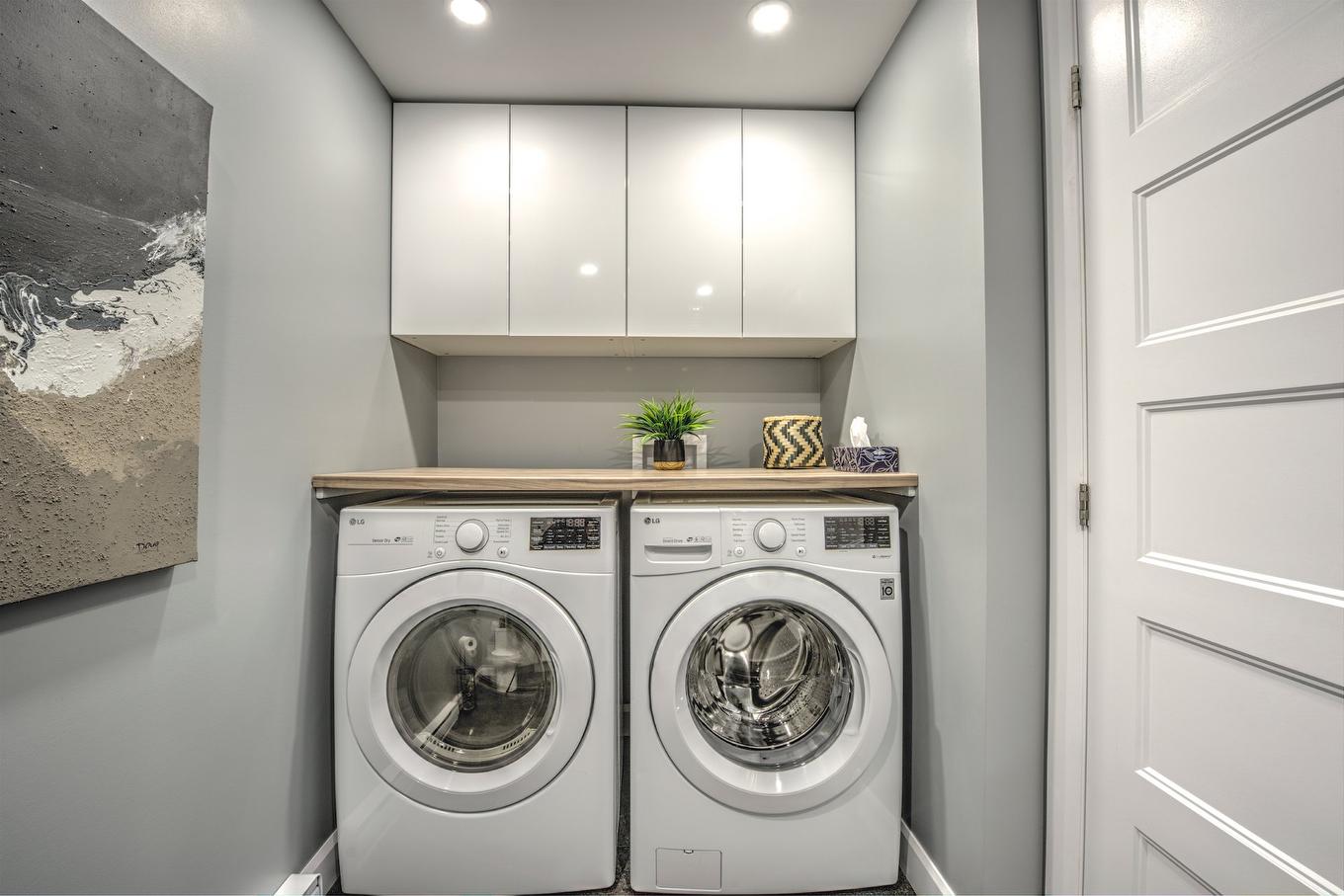 Powder room - 1921 Rue Du Skieur, Sainte-Adèle, QC - Indoor Photo Showing Laundry Room