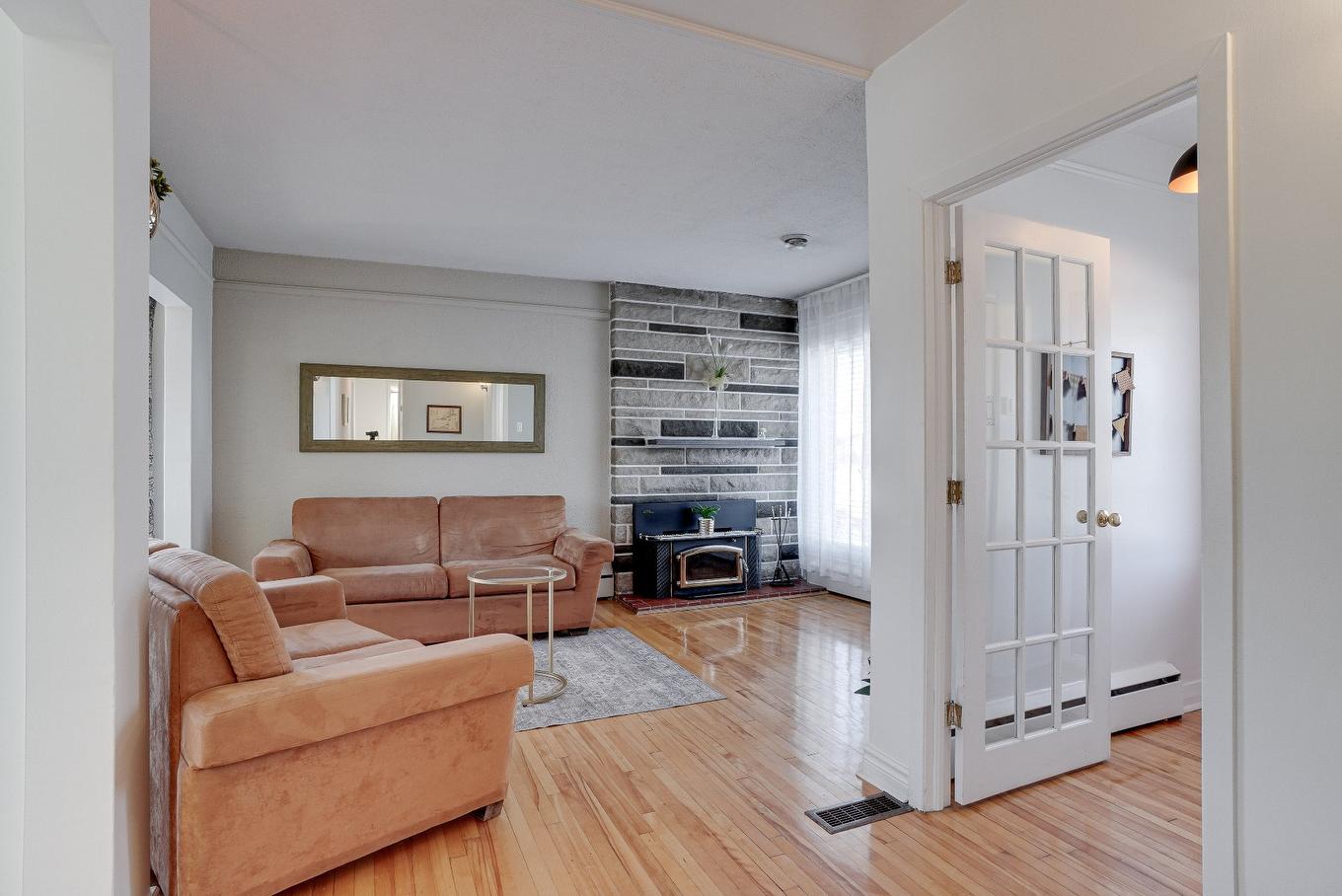 Living room - 440 Rue Kugler, Laval (Duvernay), QC - Indoor Photo Showing Living Room With Fireplace