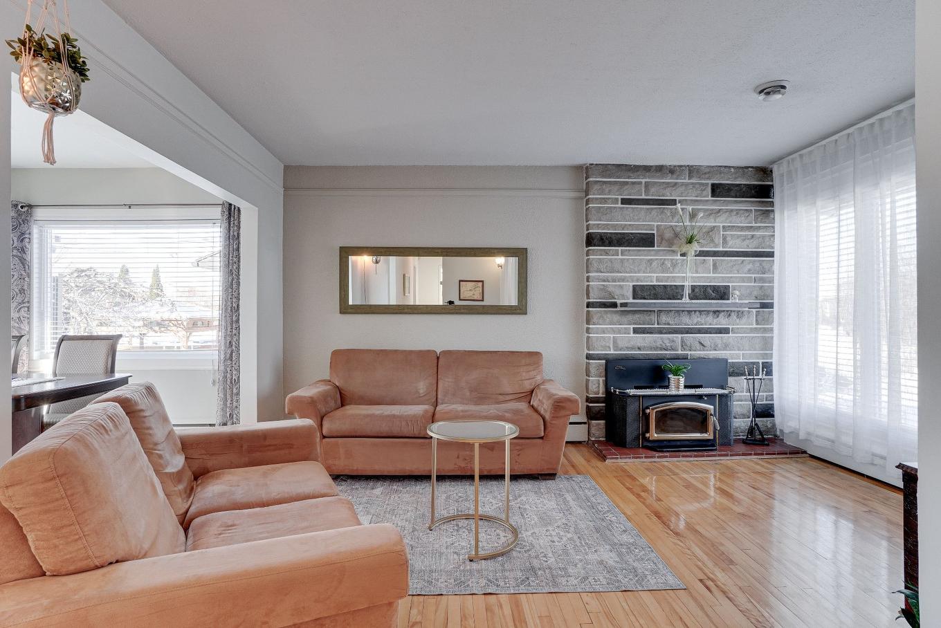 Living room - 440 Rue Kugler, Laval (Duvernay), QC - Indoor Photo Showing Living Room With Fireplace