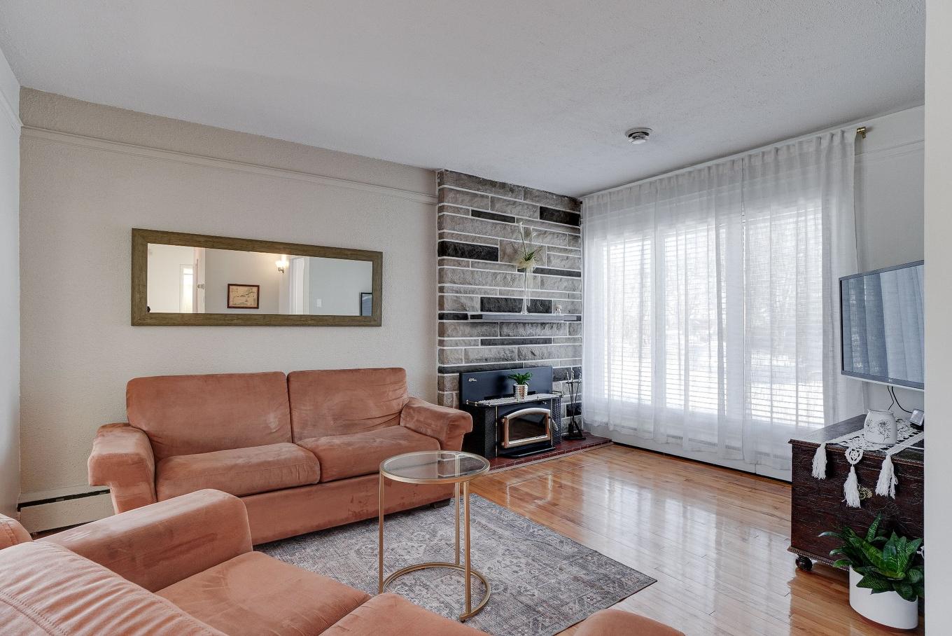 Living room - 440 Rue Kugler, Laval (Duvernay), QC - Indoor Photo Showing Living Room With Fireplace