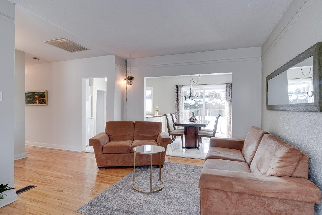 Living room - 440 Rue Kugler, Laval (Duvernay), QC - Indoor Photo Showing Living Room