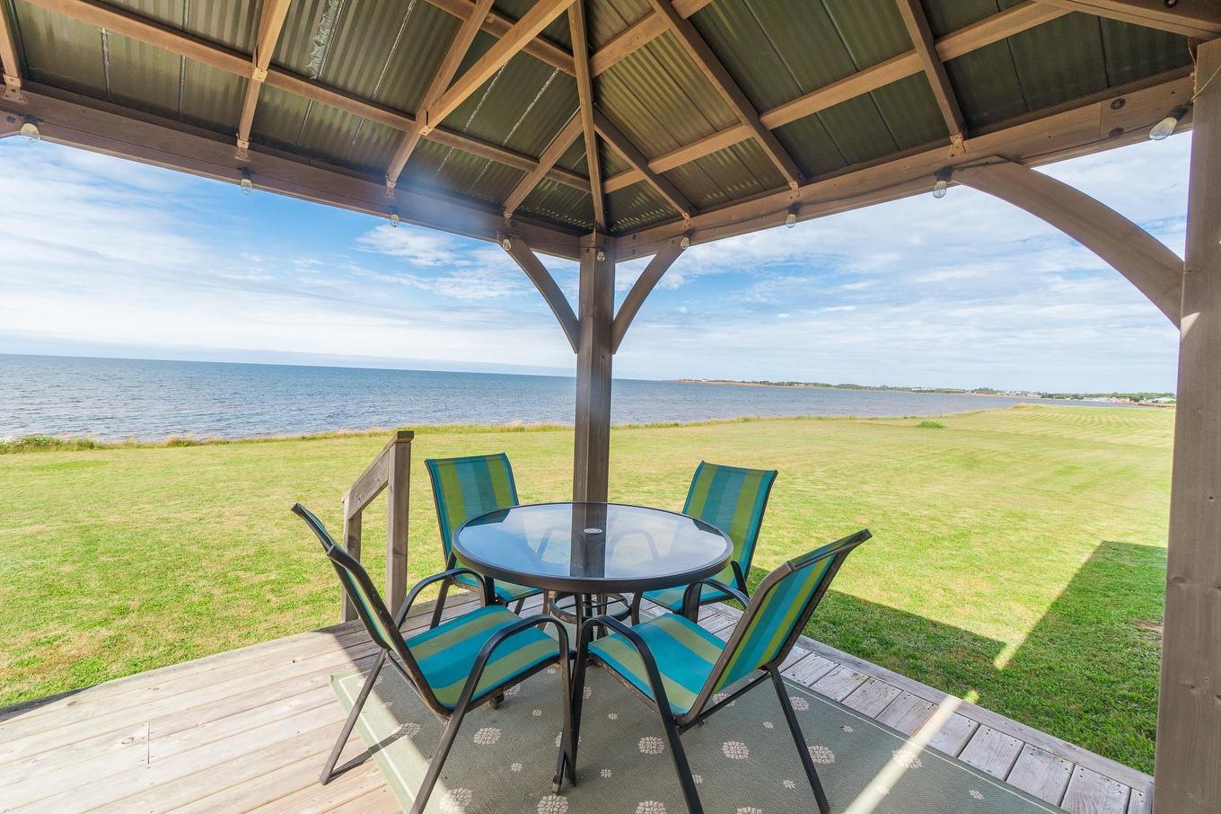 18 Shore Rd E, Hampton, PE