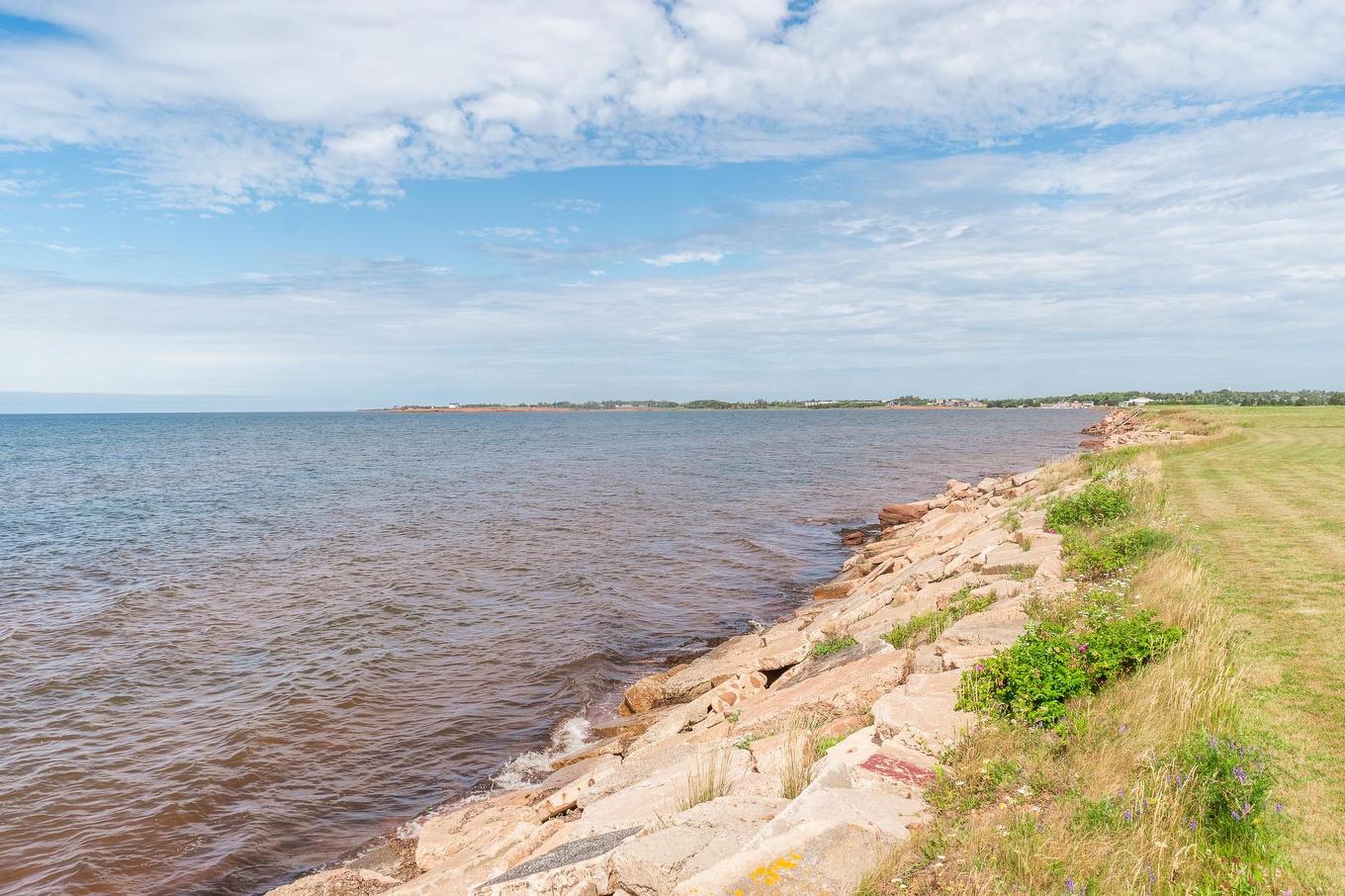 18 Shore Rd E, Hampton, PE