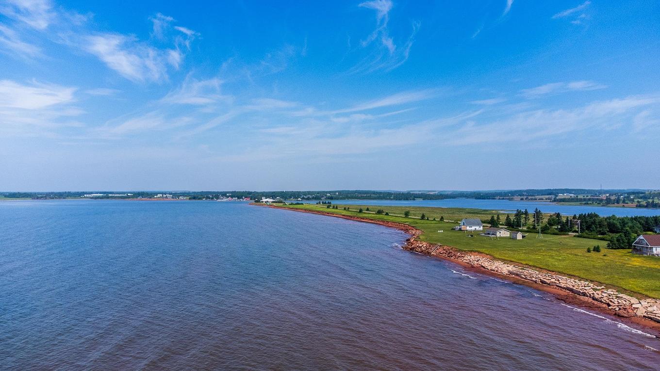 18 Shore Rd E, Hampton, PE