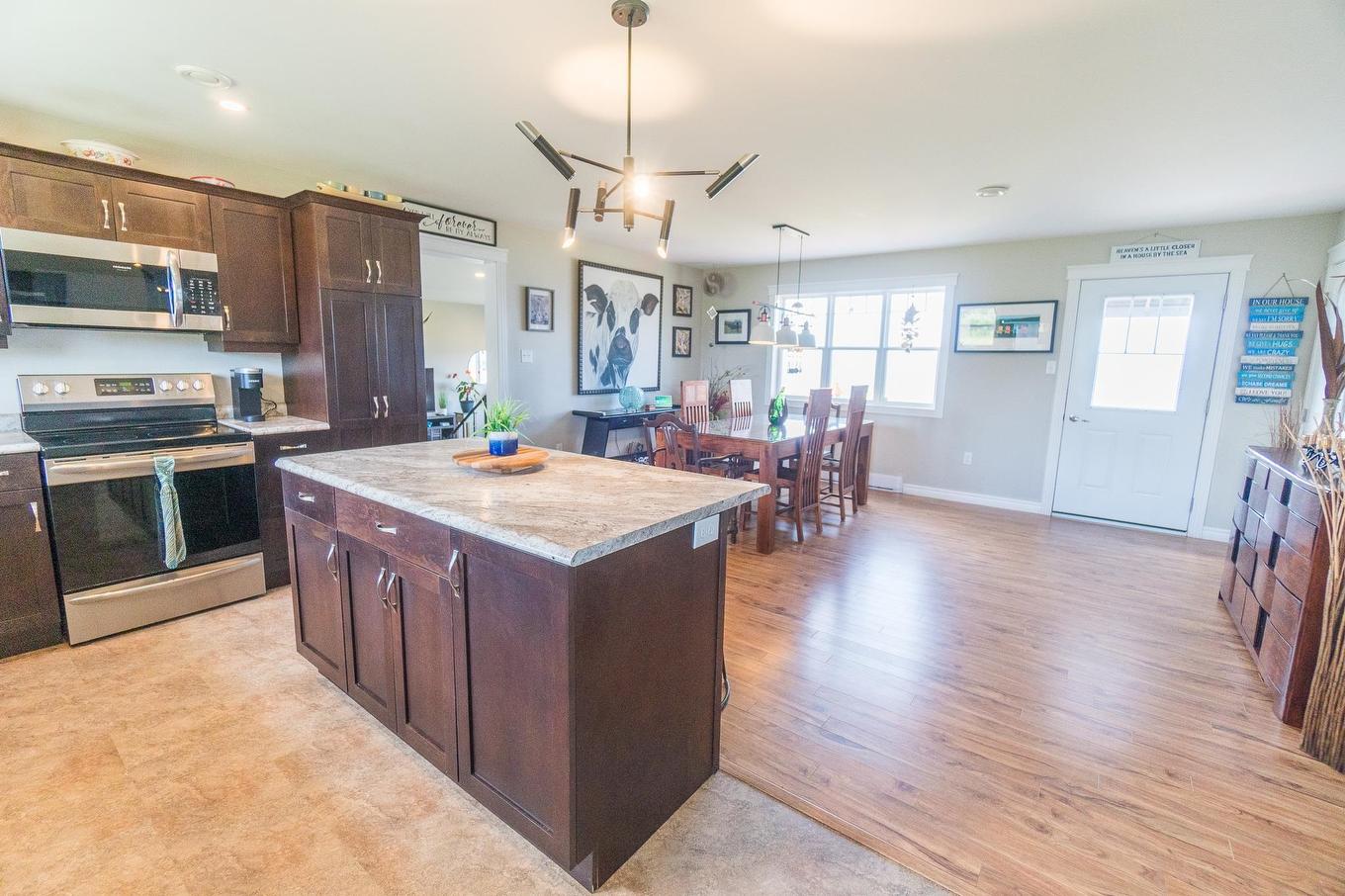 18 Shore Rd E, Hampton, PE