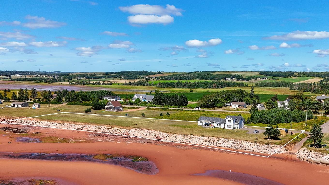 18 Shore Rd E, Hampton, PE