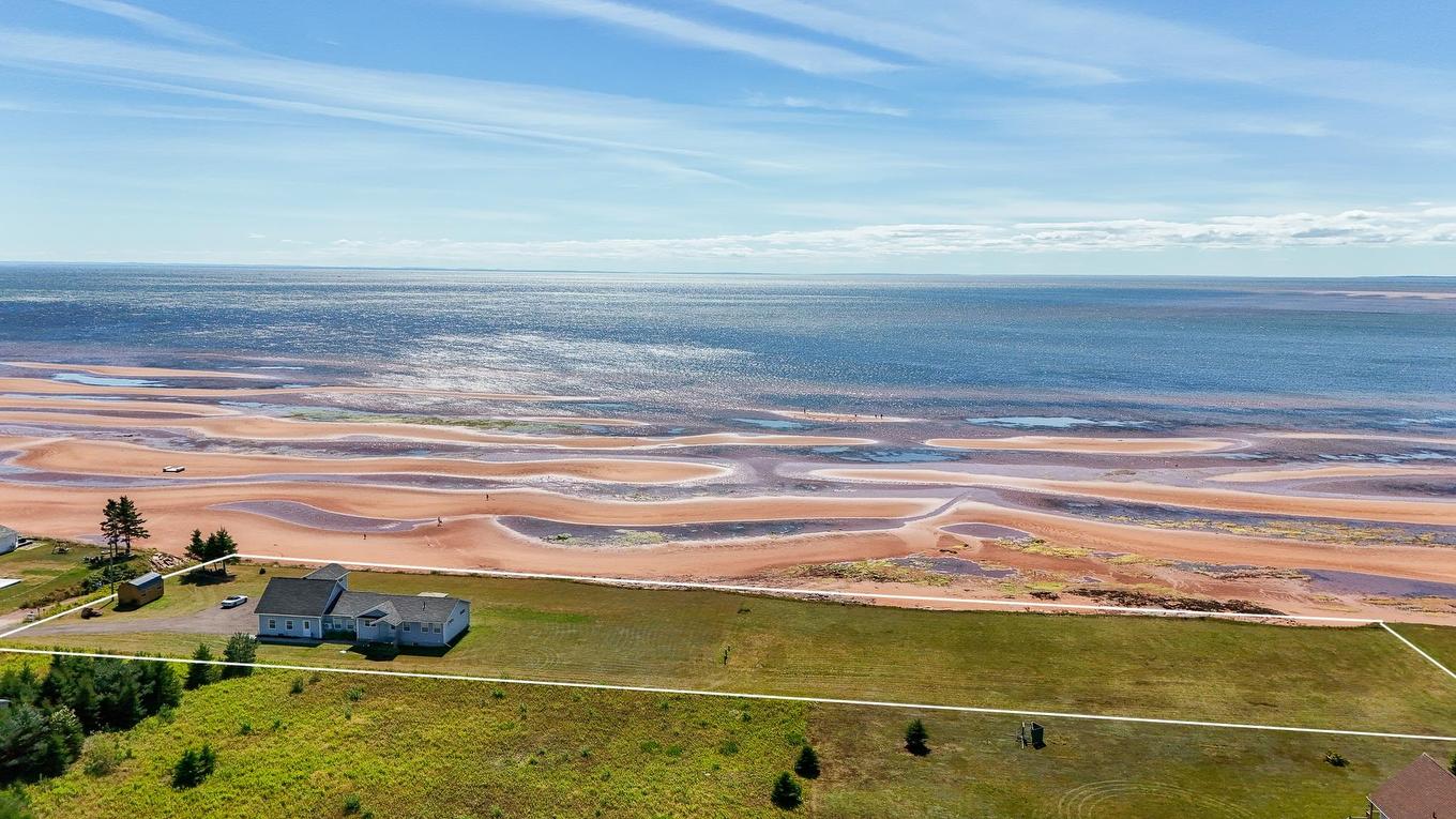 18 Shore Rd E, Hampton, PE