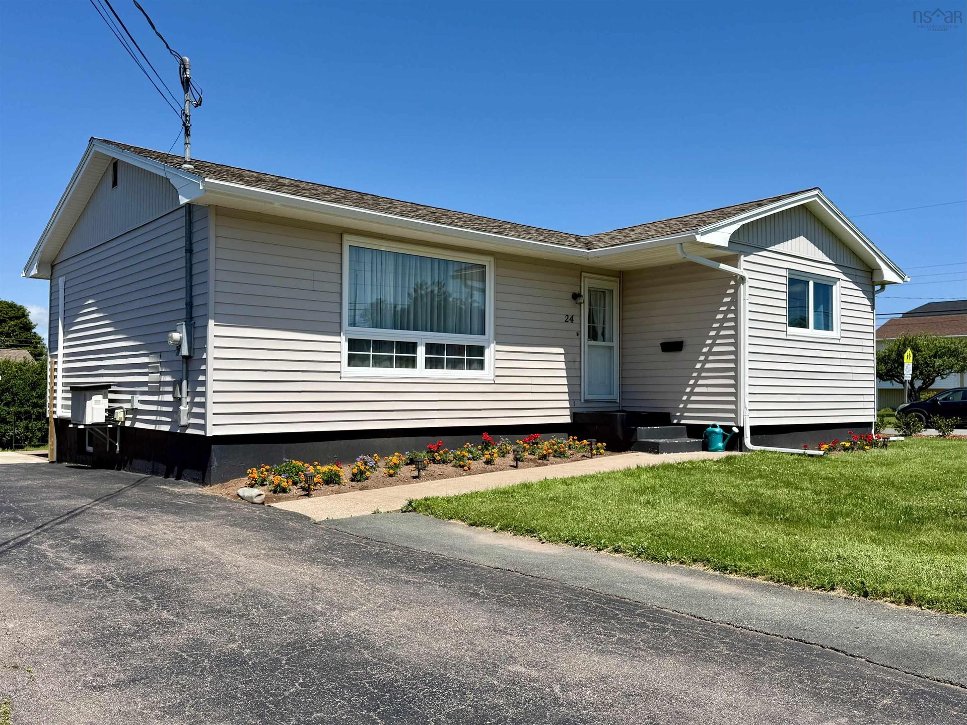 24 Rhodes Avenue, Amherst, NS - Outdoor