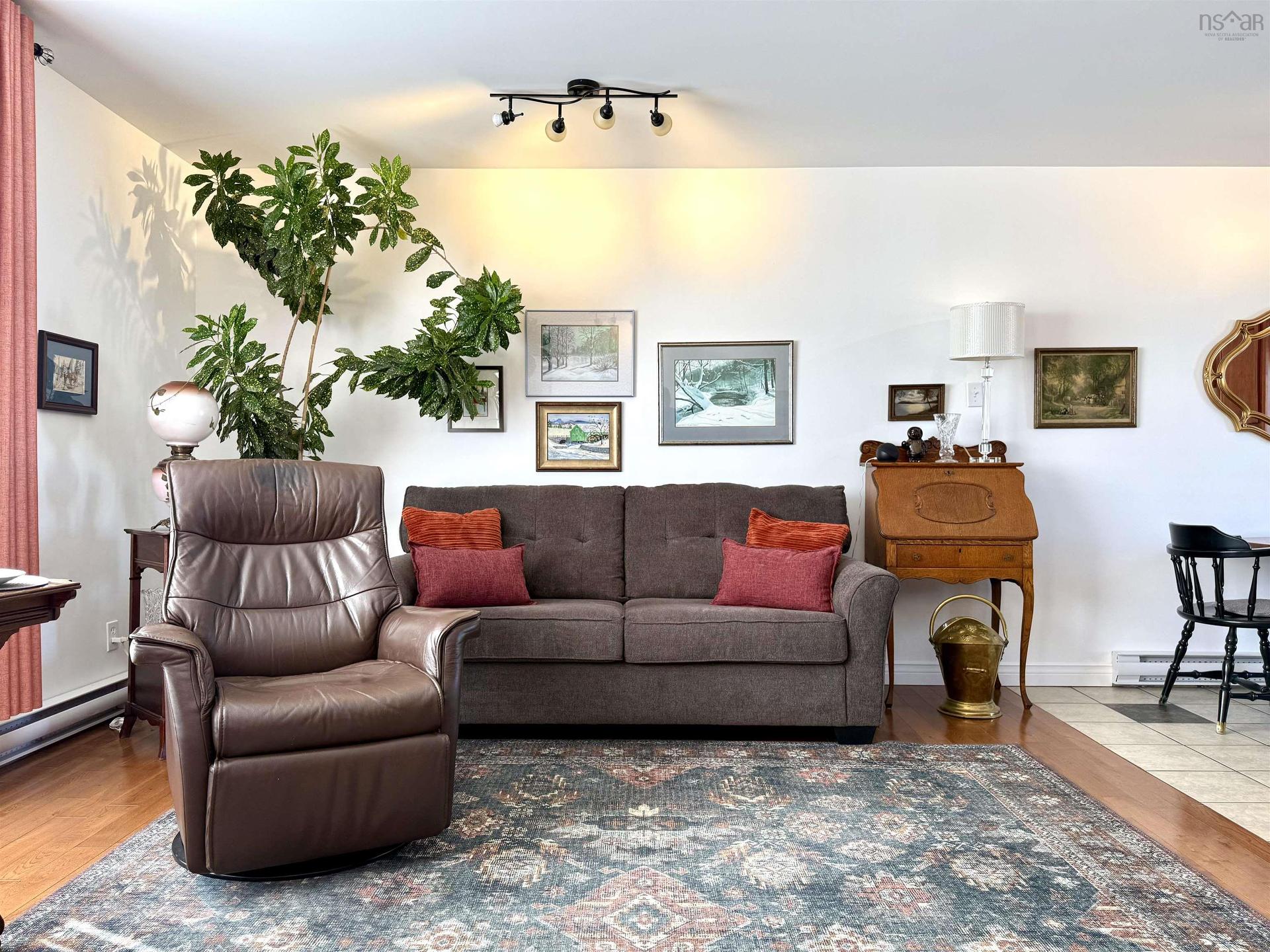 24 Rhodes Avenue, Amherst, NS - Indoor Photo Showing Living Room
