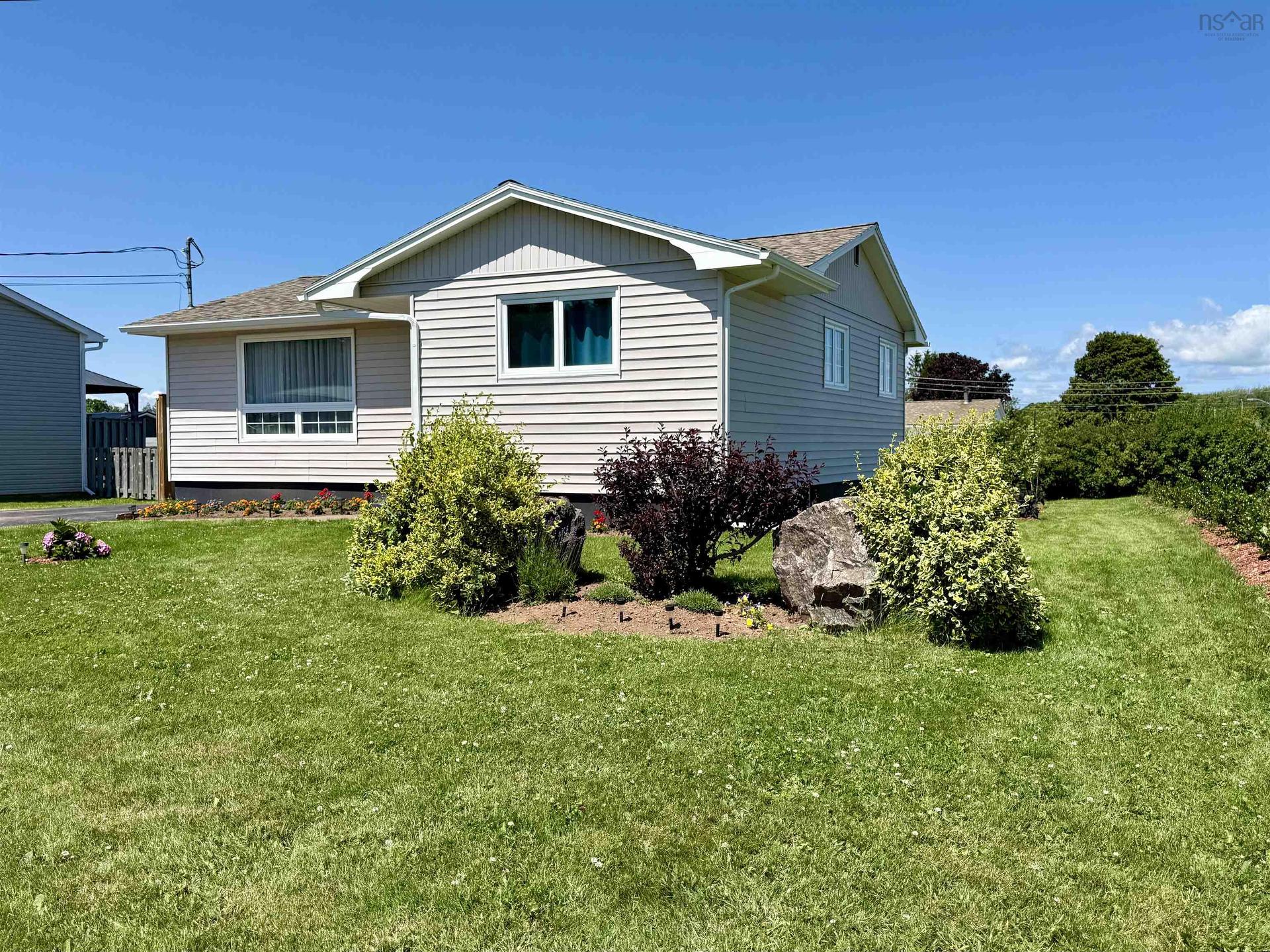 24 Rhodes Avenue, Amherst, NS - Outdoor