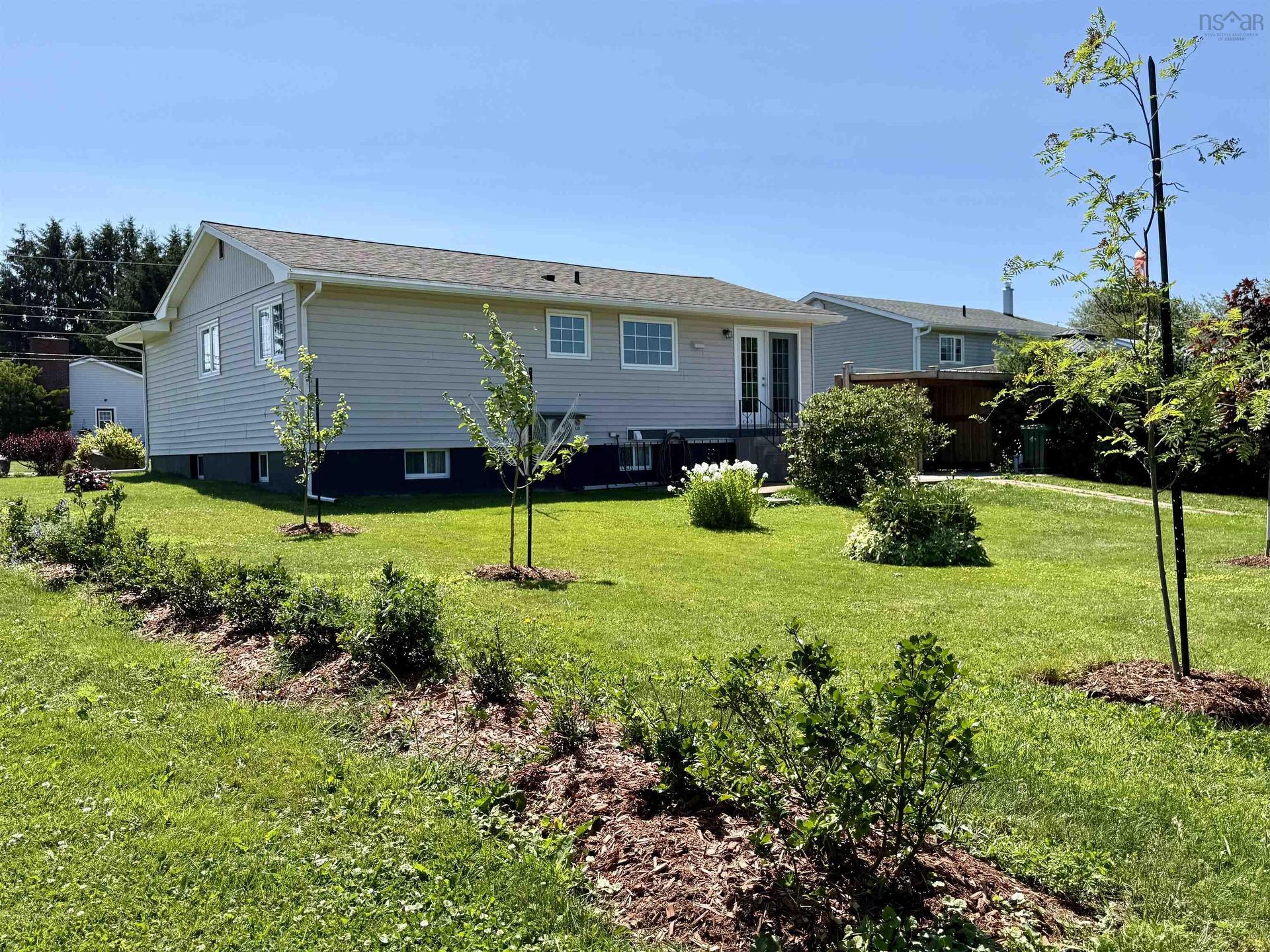 24 Rhodes Avenue, Amherst, NS - Outdoor