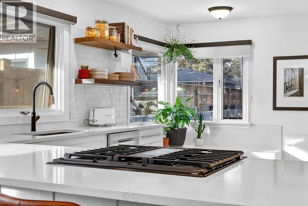 gas range - 3231 25 Street Sw, Calgary, AB - Indoor Photo Showing Kitchen With Upgraded Kitchen