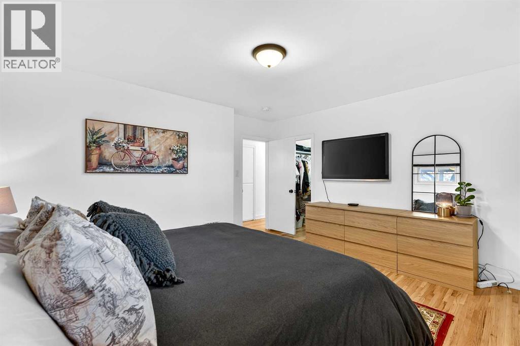3231 25 Street Sw, Calgary, AB - Indoor Photo Showing Bedroom