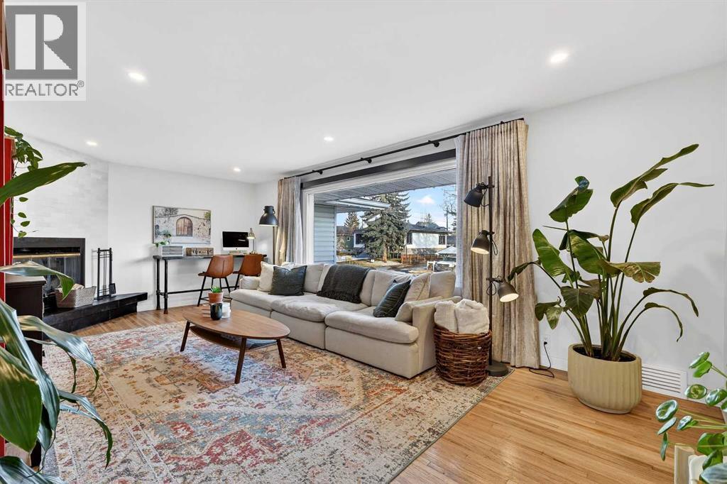 Living Room - 3231 25 Street Sw, Calgary, AB - Indoor Photo Showing Living Room