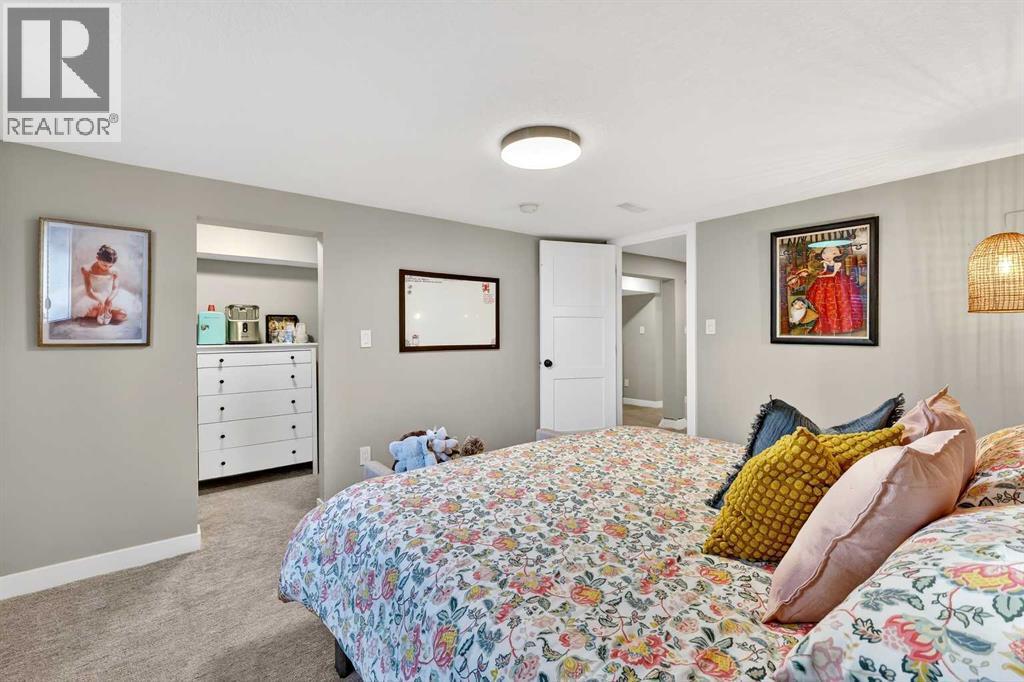 3rd bdrm - 3231 25 Street Sw, Calgary, AB - Indoor Photo Showing Bedroom