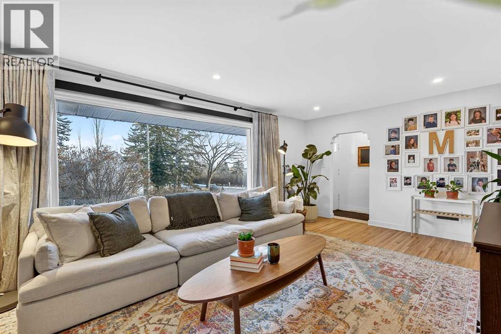living room - 3231 25 Street Sw, Calgary, AB - Indoor Photo Showing Living Room