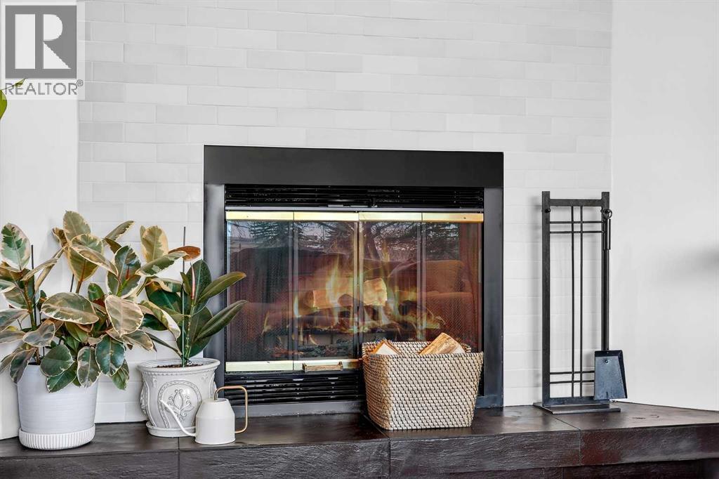 wood w/ gas igniter - 3231 25 Street Sw, Calgary, AB - Indoor Photo Showing Living Room With Fireplace