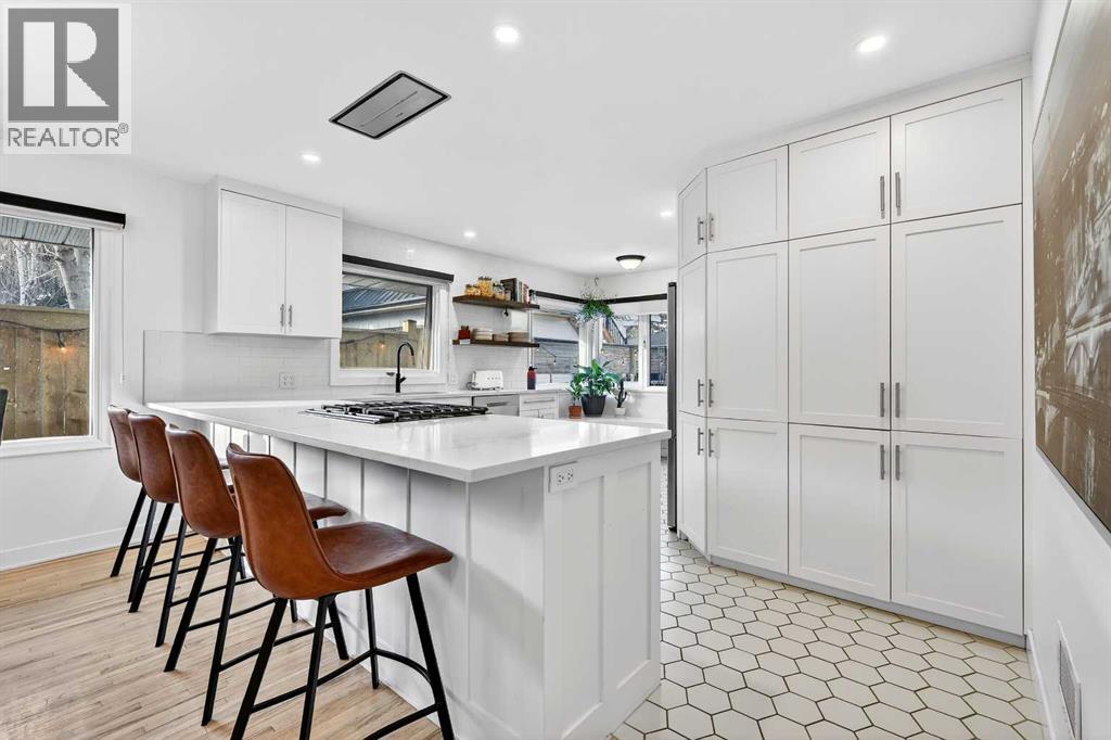 peninsula/breakfast bar - 3231 25 Street Sw, Calgary, AB - Indoor Photo Showing Kitchen With Upgraded Kitchen