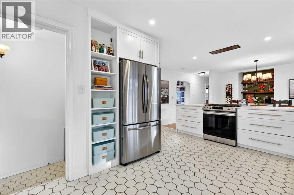 kitchen - 3231 25 Street Sw, Calgary, AB - Indoor Photo Showing Kitchen With Stainless Steel Kitchen