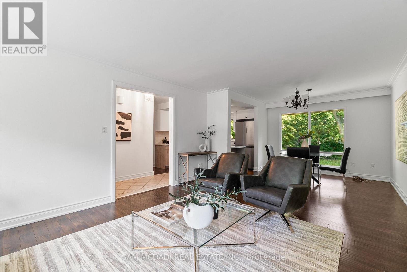 1302 Martley Drive, Mississauga, ON - Indoor Photo Showing Living Room