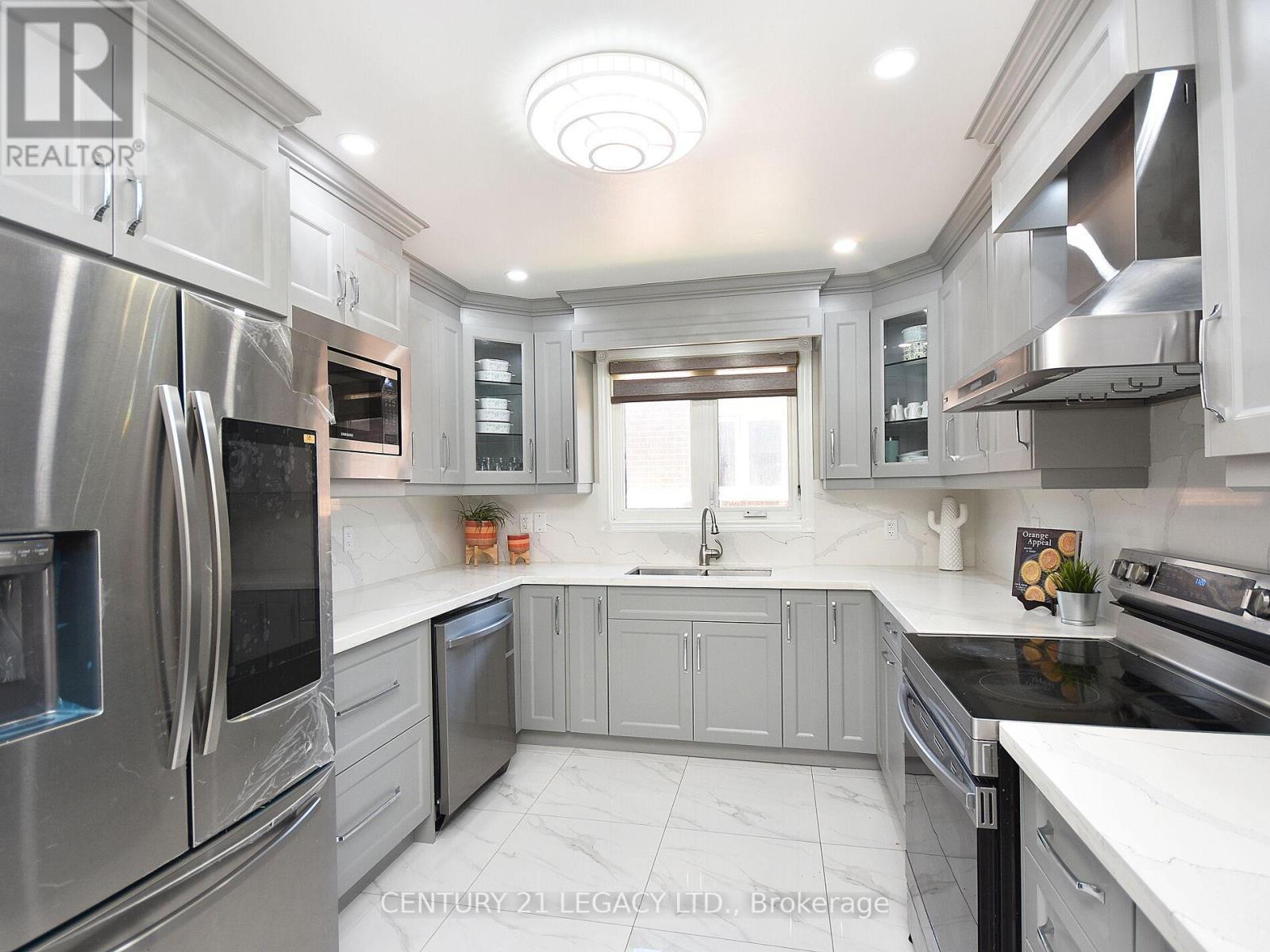 3368 Chipley Crescent, Mississauga, ON - Indoor Photo Showing Kitchen With Double Sink With Upgraded Kitchen