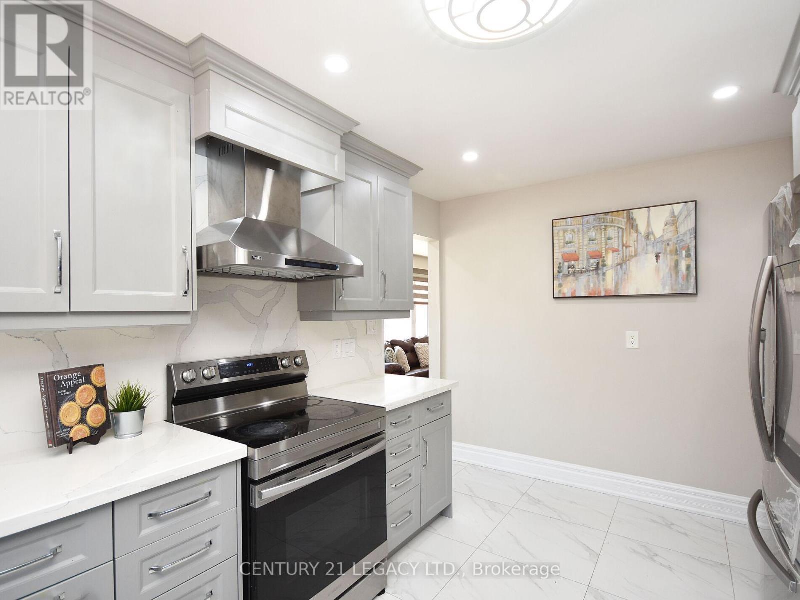 3368 Chipley Crescent, Mississauga, ON - Indoor Photo Showing Kitchen