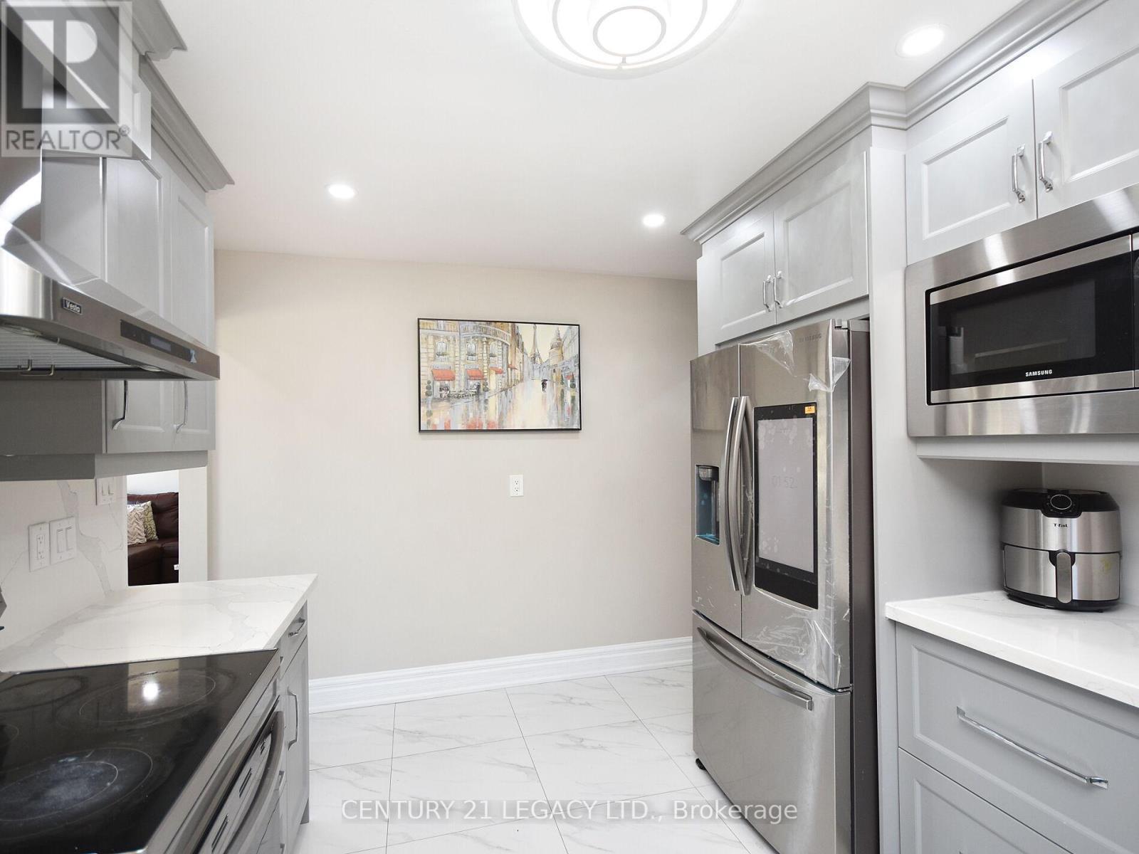 3368 Chipley Crescent, Mississauga, ON - Indoor Photo Showing Kitchen