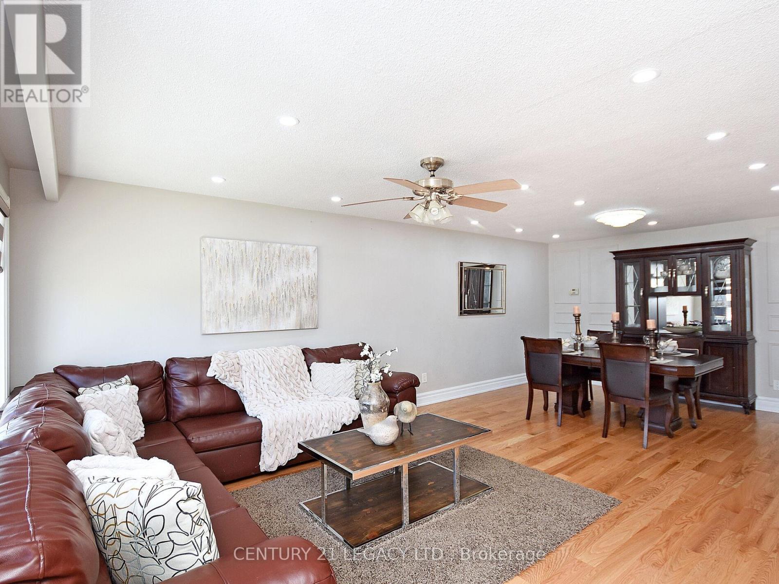3368 Chipley Crescent, Mississauga, ON - Indoor Photo Showing Living Room