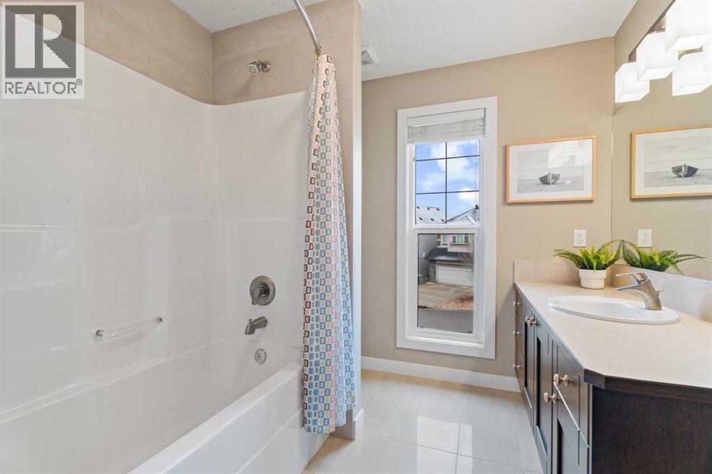 Main bath upper - 199 Cranarch Landing Se, Calgary, AB - Indoor Photo Showing Bathroom