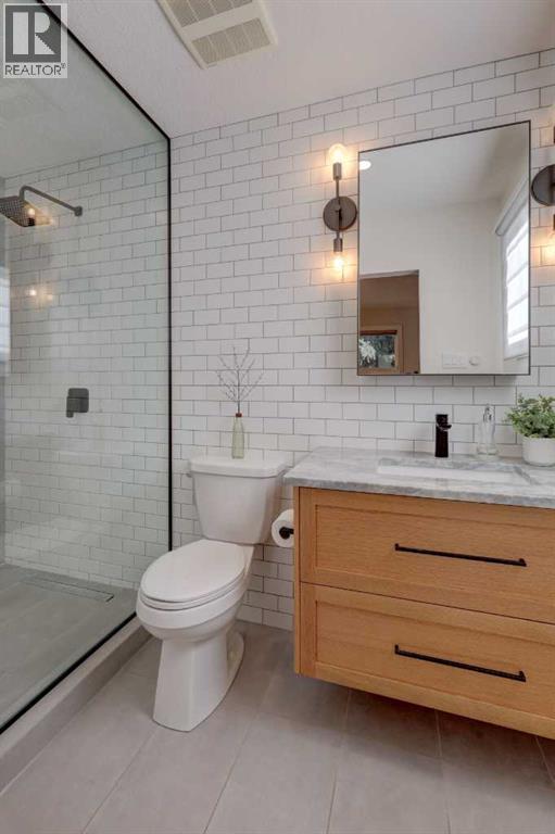 36 Glenview Drive Sw, Calgary, AB - Indoor Photo Showing Bathroom