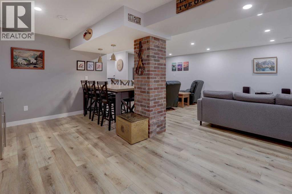 Fully finished and renovated basement includes this games area with bar and rec room - 36 Glenview Drive Sw, Calgary, AB - Indoor