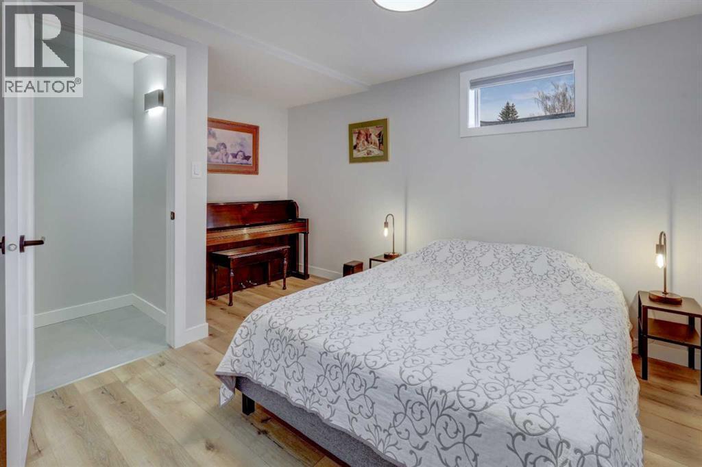 Spacious basement bedroom - 36 Glenview Drive Sw, Calgary, AB - Indoor Photo Showing Bedroom