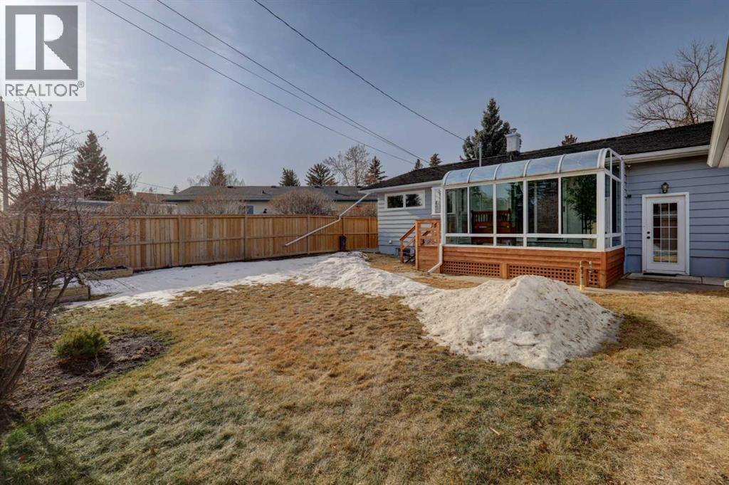Huge east facing yard - 36 Glenview Drive Sw, Calgary, AB - Outdoor
