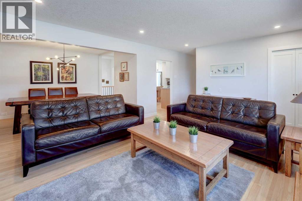 36 Glenview Drive Sw, Calgary, AB - Indoor Photo Showing Living Room