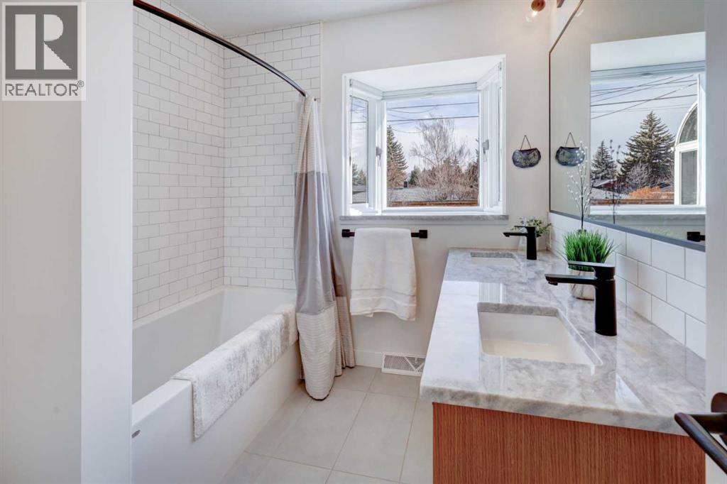 36 Glenview Drive Sw, Calgary, AB - Indoor Photo Showing Bathroom