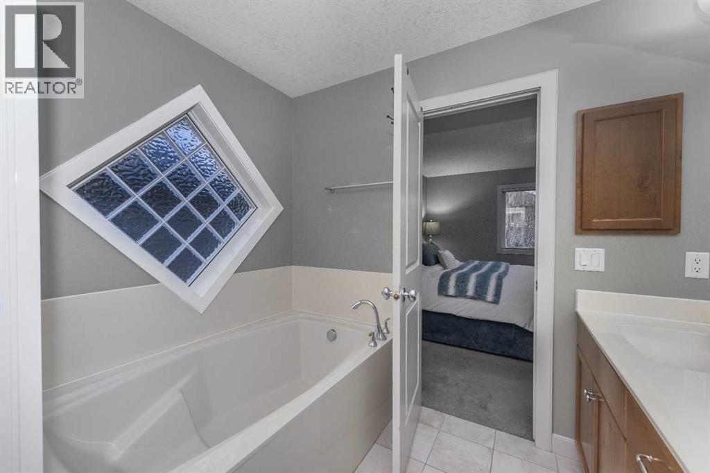 76 Evanspark Circle Nw, Calgary, AB - Indoor Photo Showing Bathroom