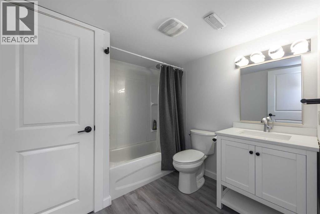 76 Evanspark Circle Nw, Calgary, AB - Indoor Photo Showing Bathroom
