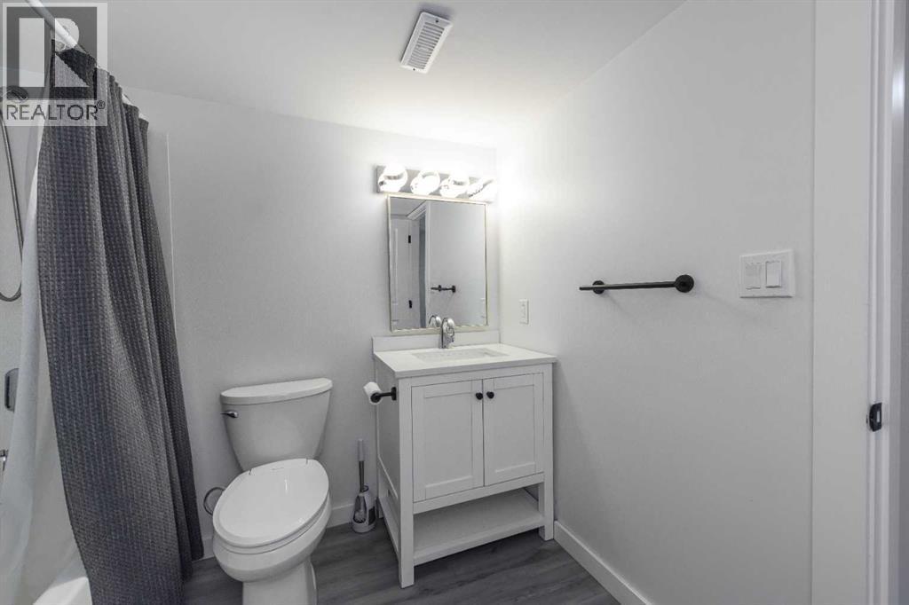 76 Evanspark Circle Nw, Calgary, AB - Indoor Photo Showing Bathroom