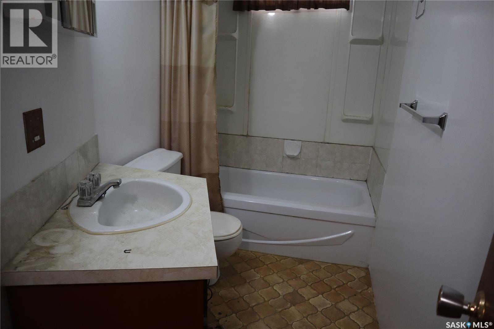 22 Ramsay Court, Saskatoon, SK - Indoor Photo Showing Bathroom
